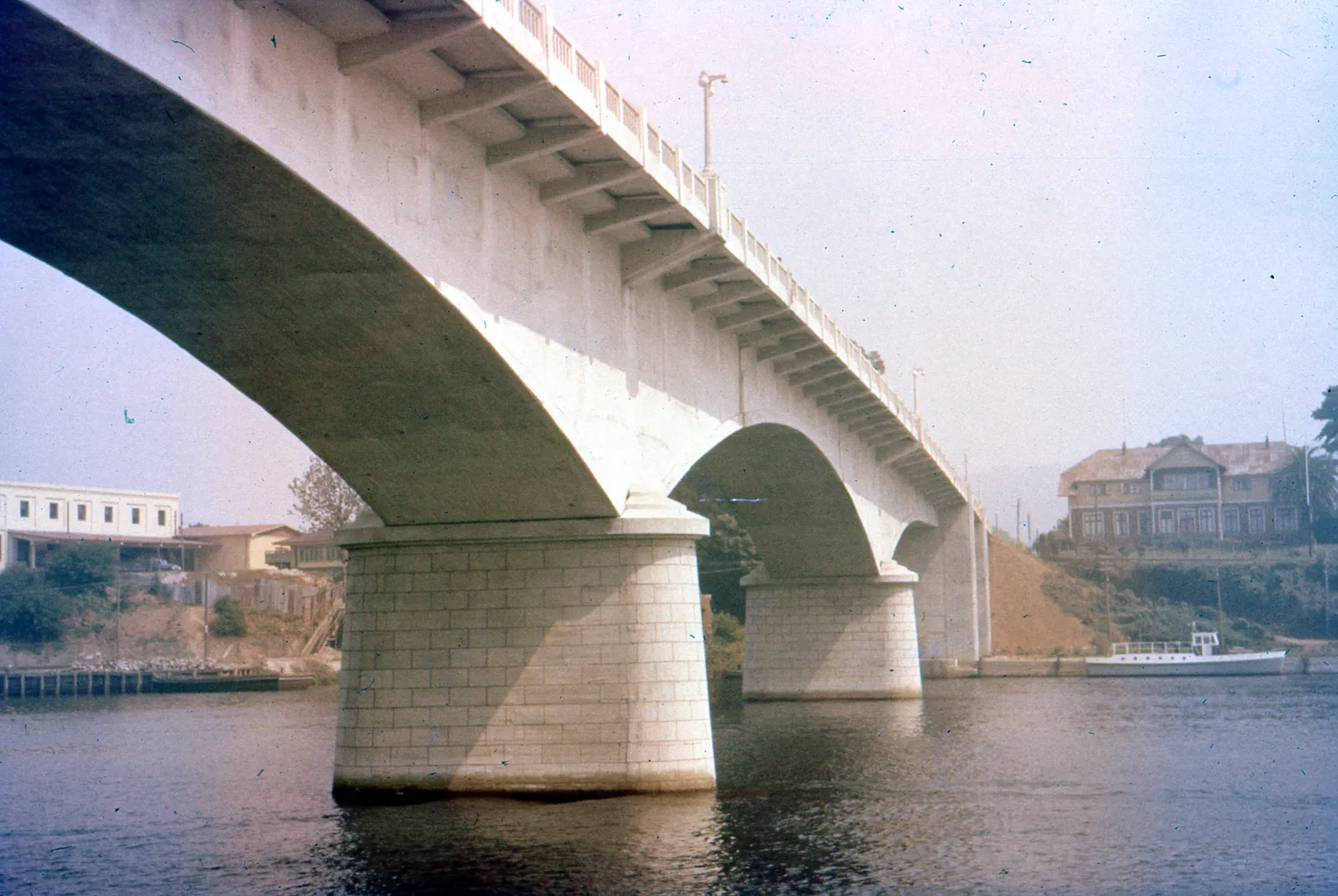 Puente y memoria en Valdivia, sobre el río Calle-Calle, ca. 1958