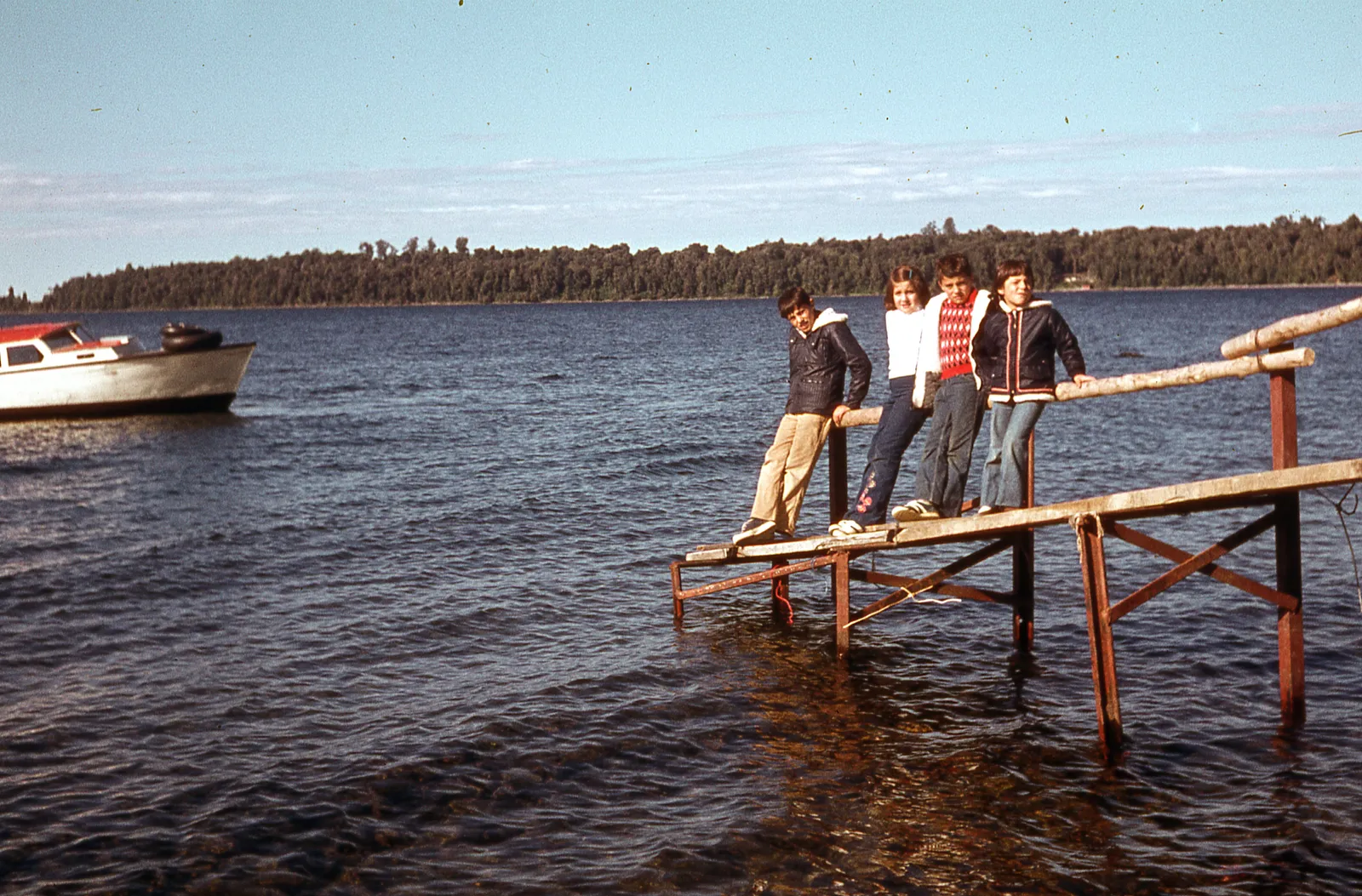 Jóvenes en un muelle, ca. 1979