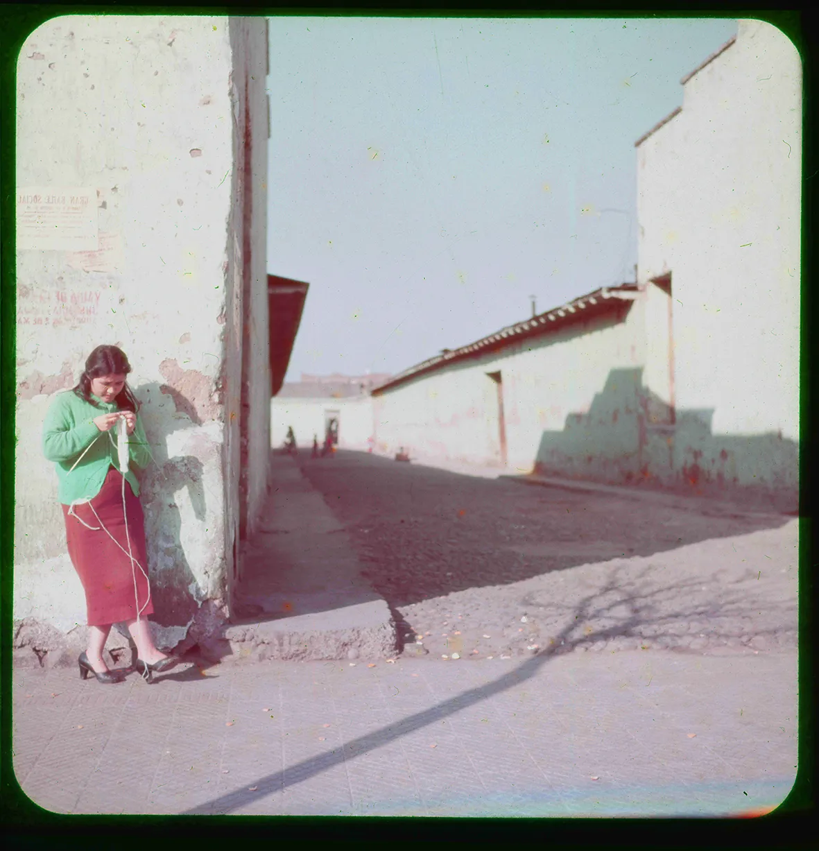 Mujer tejiendo de pie, Chile, 1950 - 1965