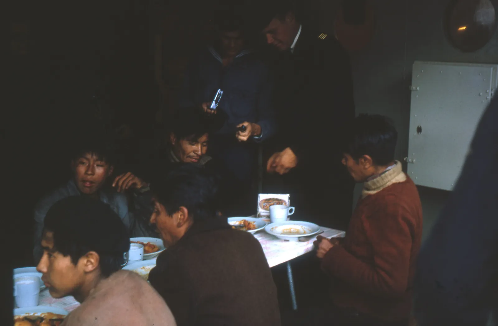Grupo kawésqar alimentándose en el H.M.S Älvsnabben, Patagonia, 1965