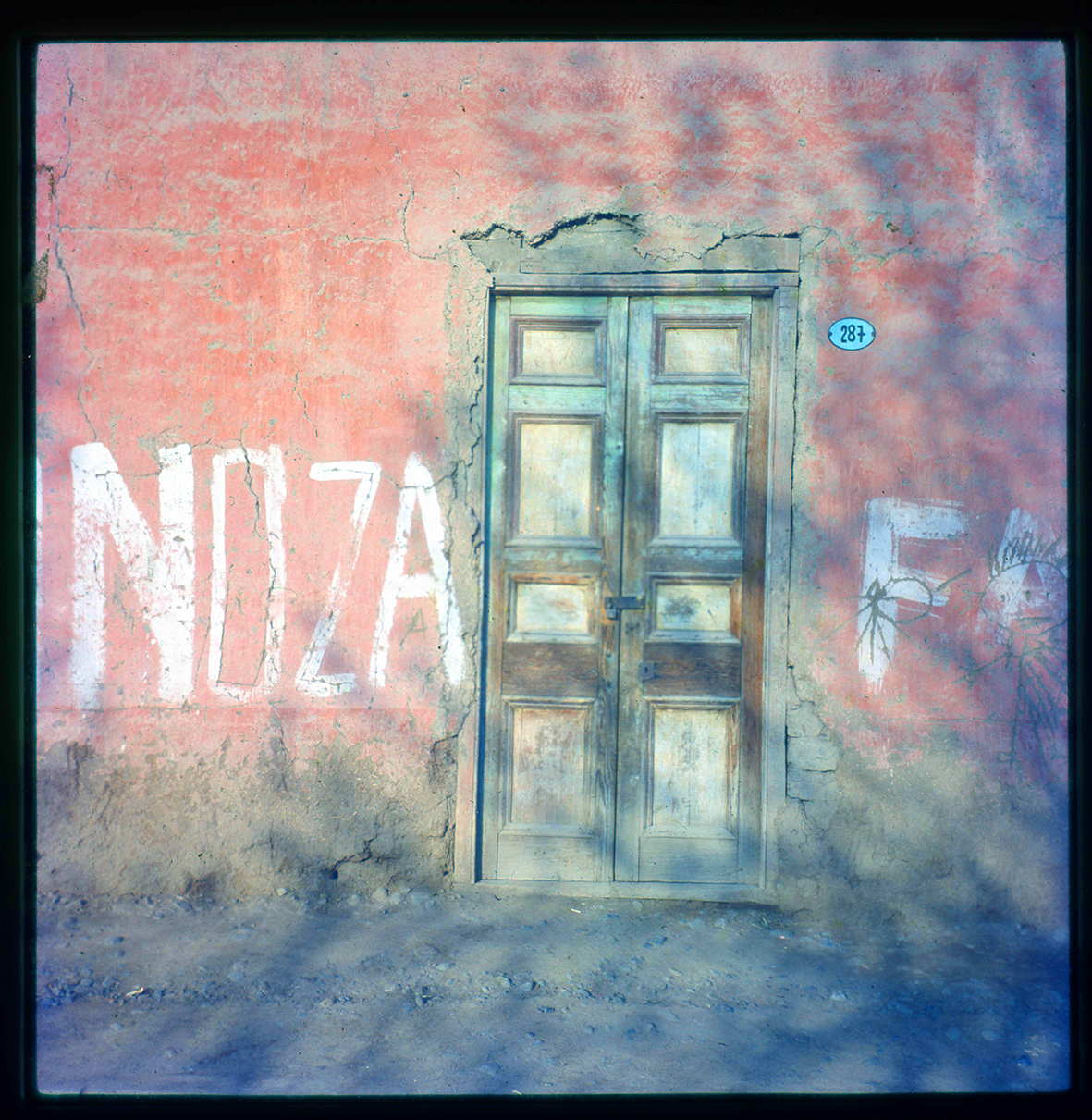 Puerta y casa de adobe, Chile, 1960 - 1965
