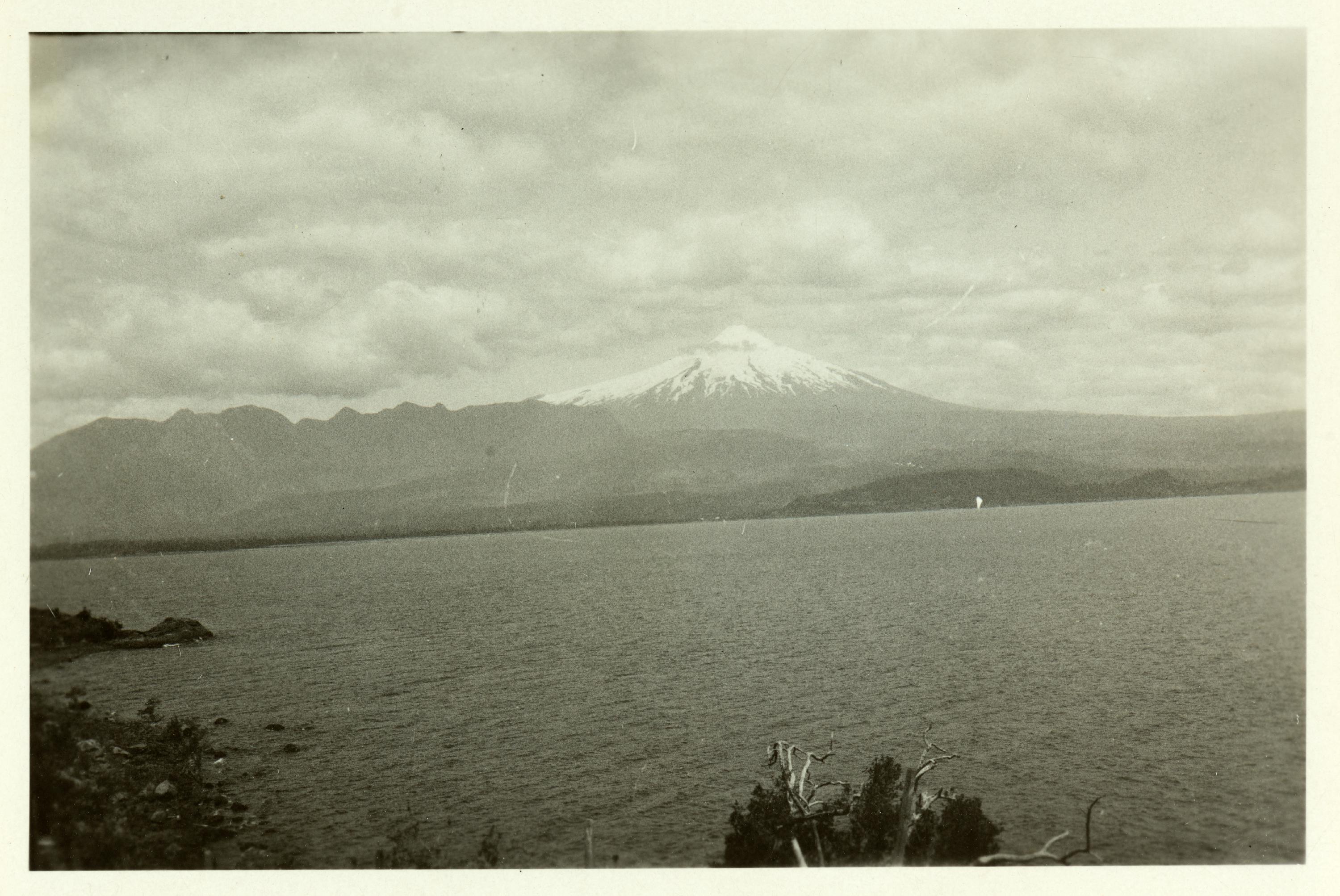 Lago y Volcán Villarrica, 1930