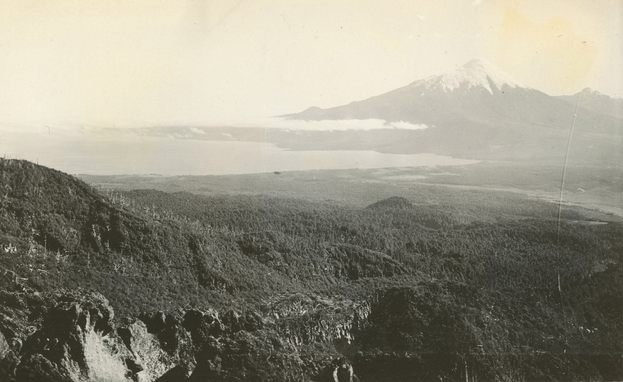 Volcán Osorno y Lago Llanquihue desde el Volcán Calbuco, ca. 1928