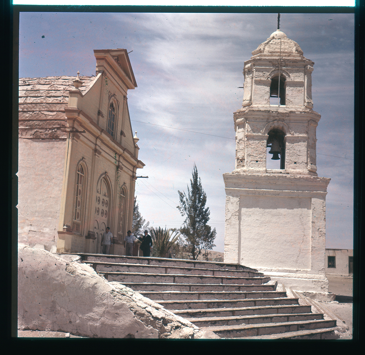 Campanario y frontis de la iglesia San Antonio, Matilla, Región de Tarapacá, Chile, 1950 - 1965