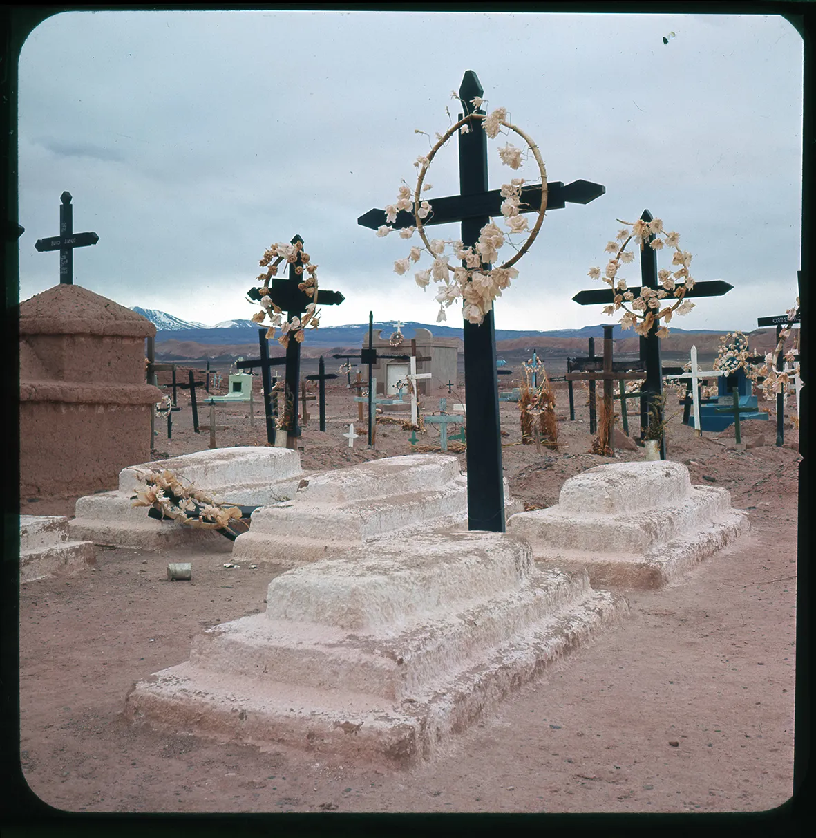 Sepulturas de cementerio nortino, Norte Grande de Chile, Chile, 1950 - 1965