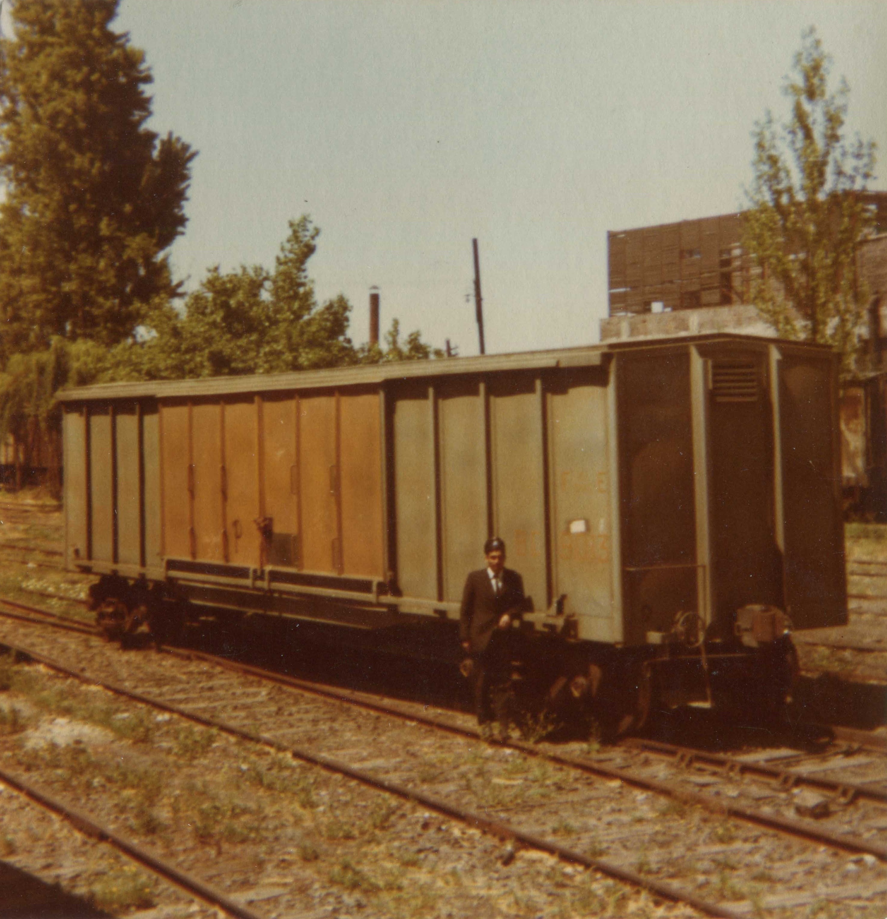 Trabajador junto a un carro, 1989