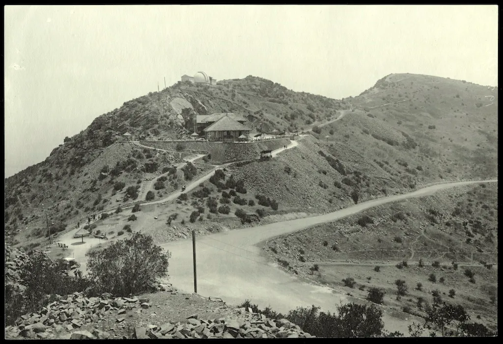 Vista del Observatorio en el Cerro San Cristóbal, ca. 1903