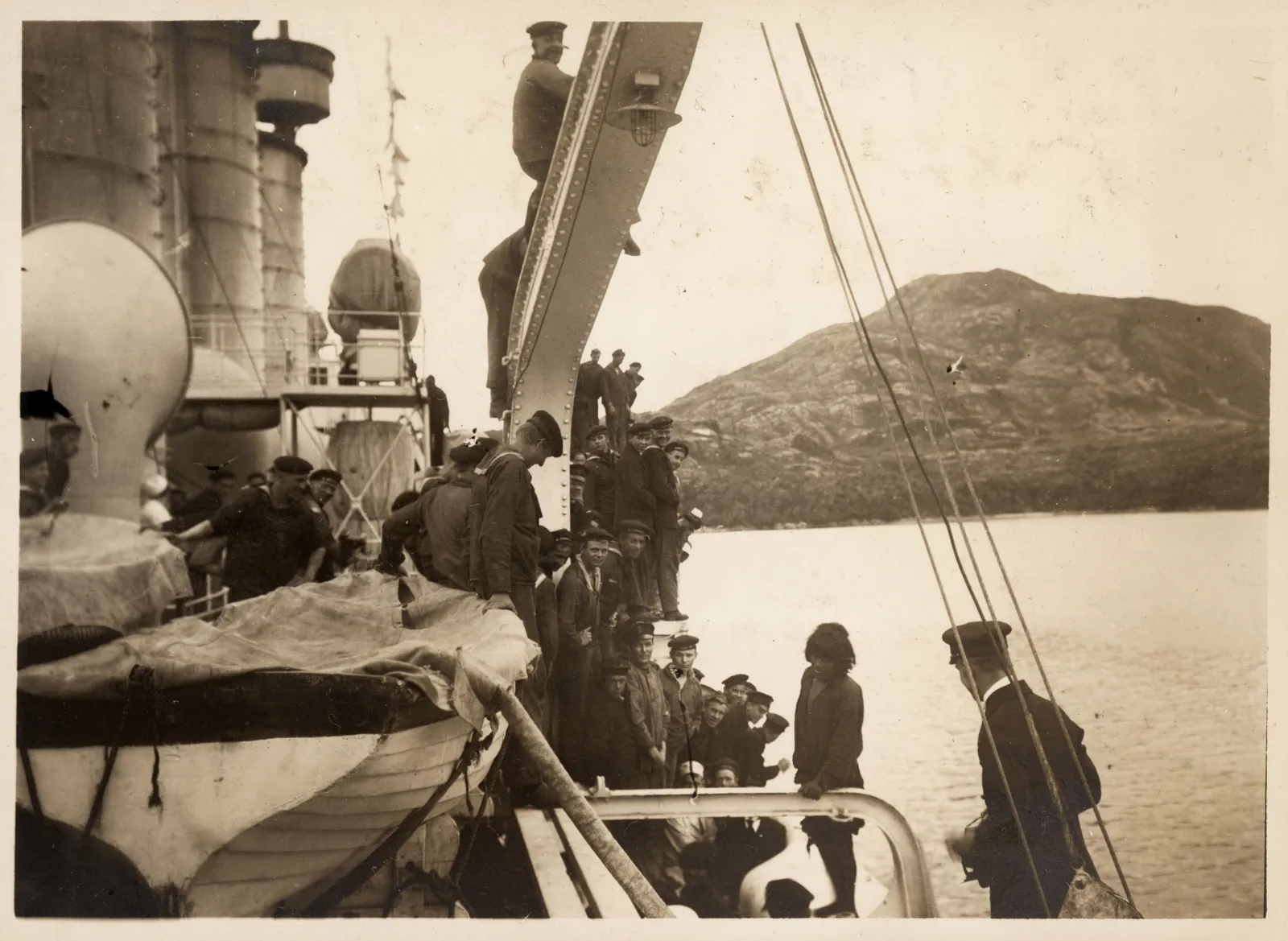 Hombre Kawésqar siendo subido al buque Fylgia, ca. 1923