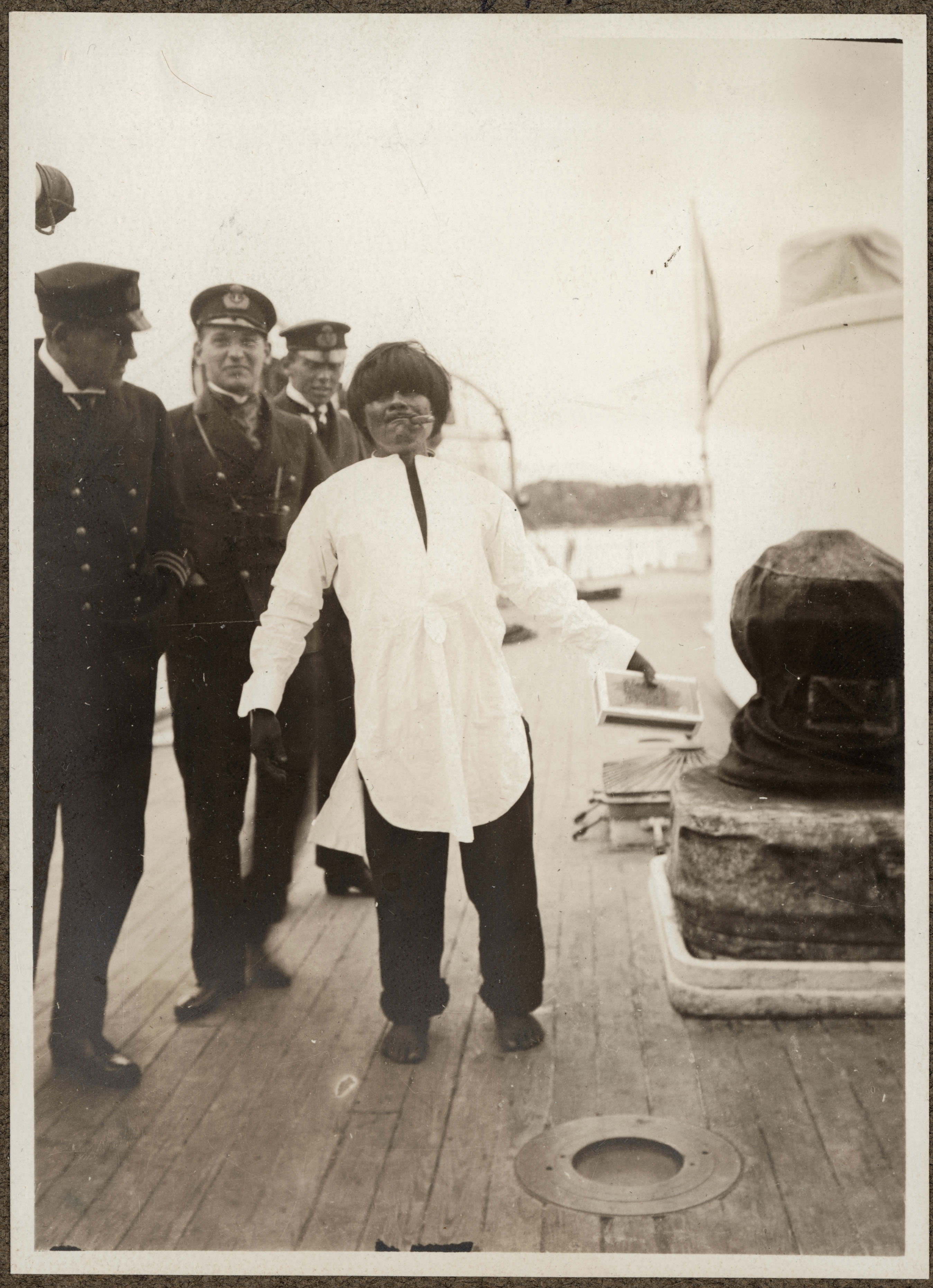 Oficiales suecos y hombre kawésqar a bordo del Fylgia, ca. 1923