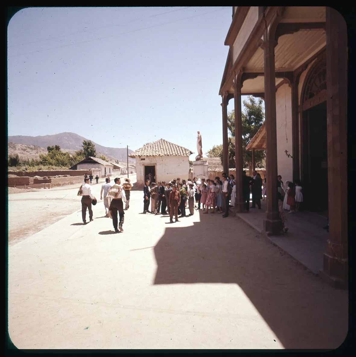Primera comunión a las afueras de la Iglesia de San Jerónimo De Alhué, Alhué, Región Metropolitana, Chile, 1950 - 1965