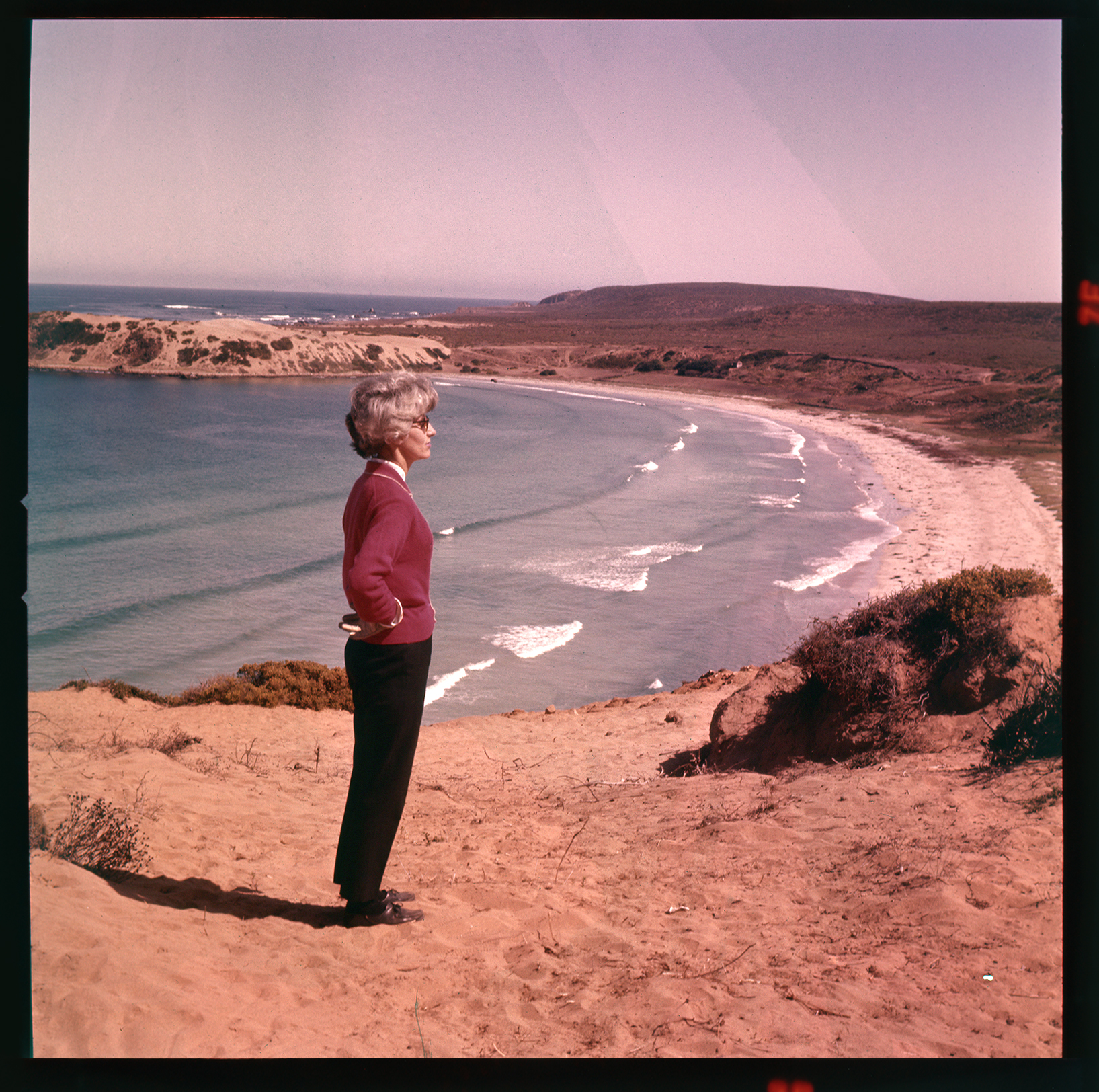 Mujer en un mirador y playa Ñague, Los Vilos, Región de Coquimbo, Chile, 1950 - 1965