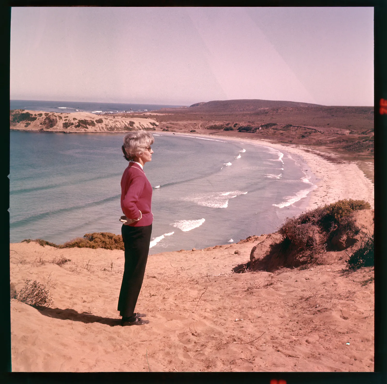 Mujer en un mirador y playa Ñague, Los Vilos, Región de Coquimbo, Chile, 1950 - 1965