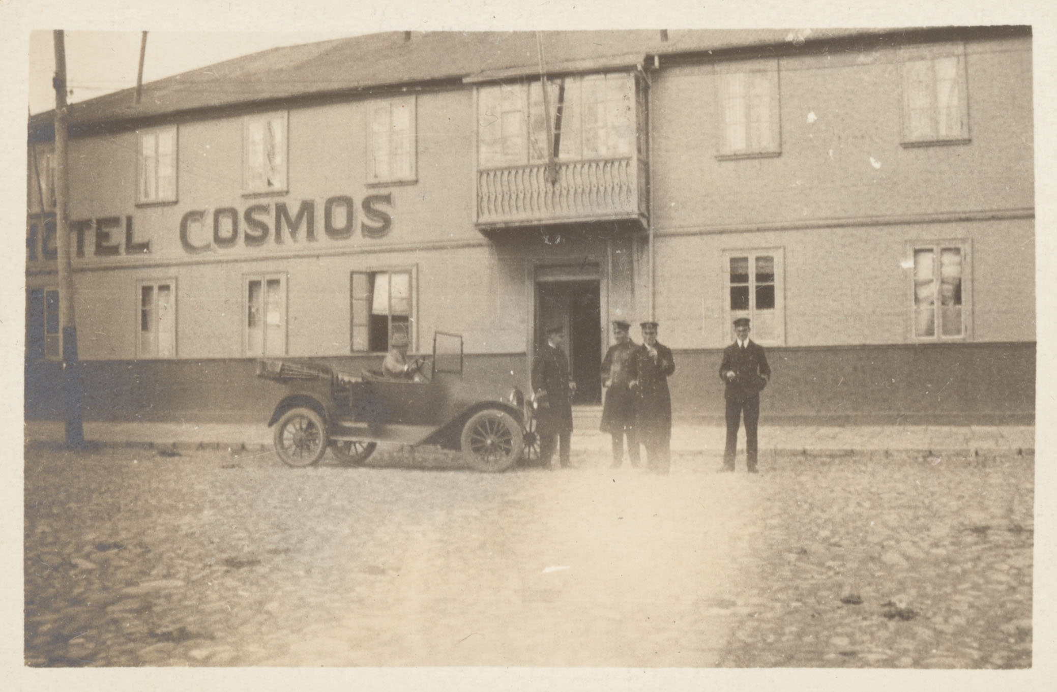 Hombres y automóvil en Punta Arenas, ca. 1923
