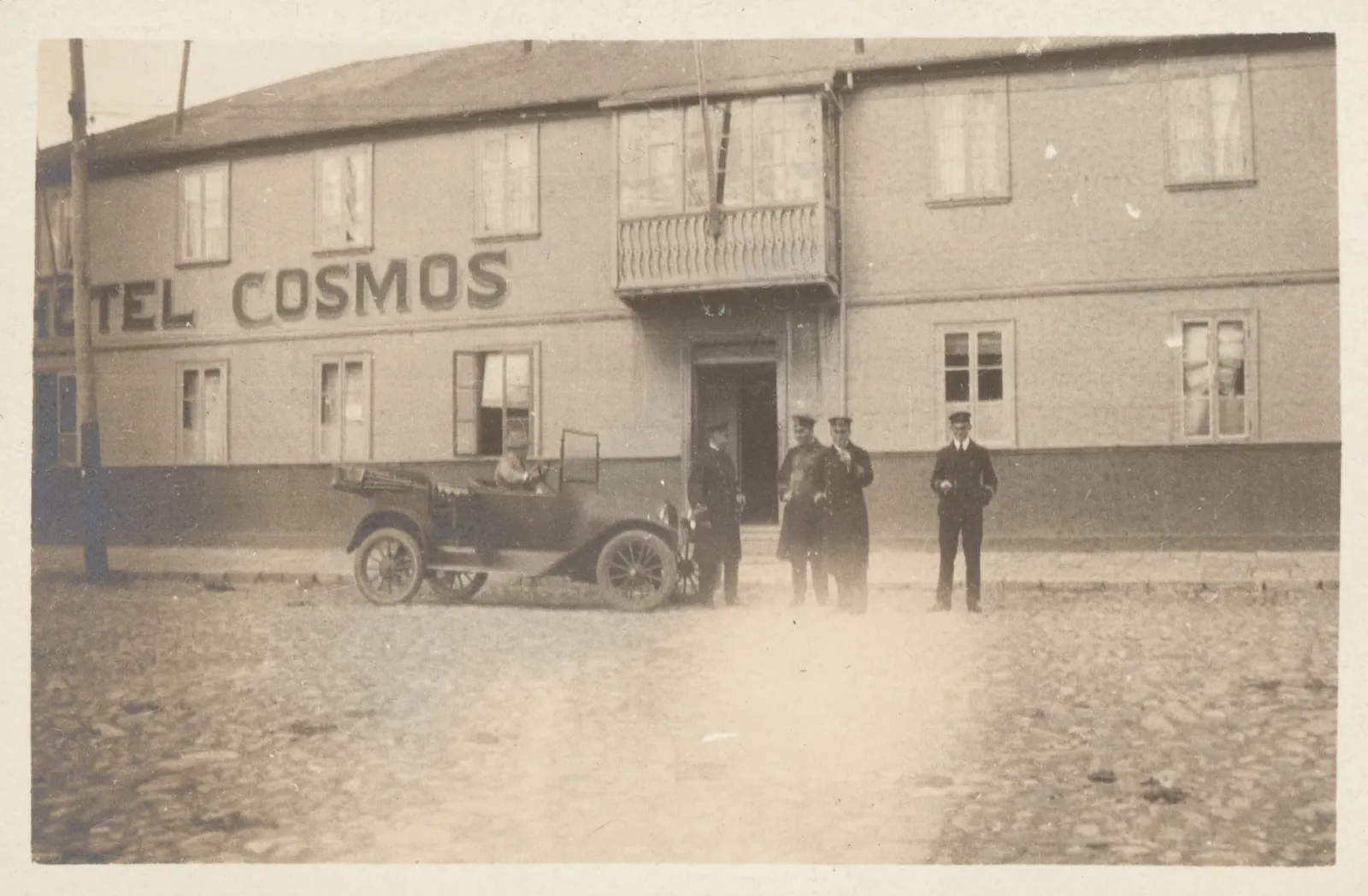 Hombres y automóvil en Punta Arenas, ca. 1923