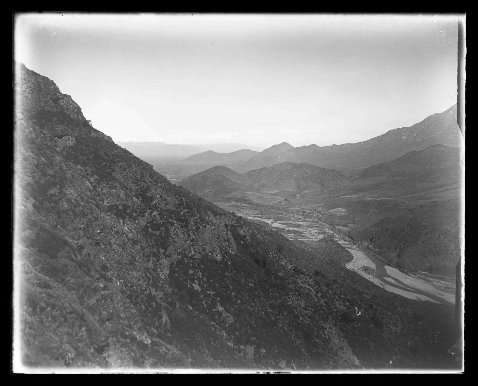 Montañas y río, cercanías de Santiago, ca. 1903