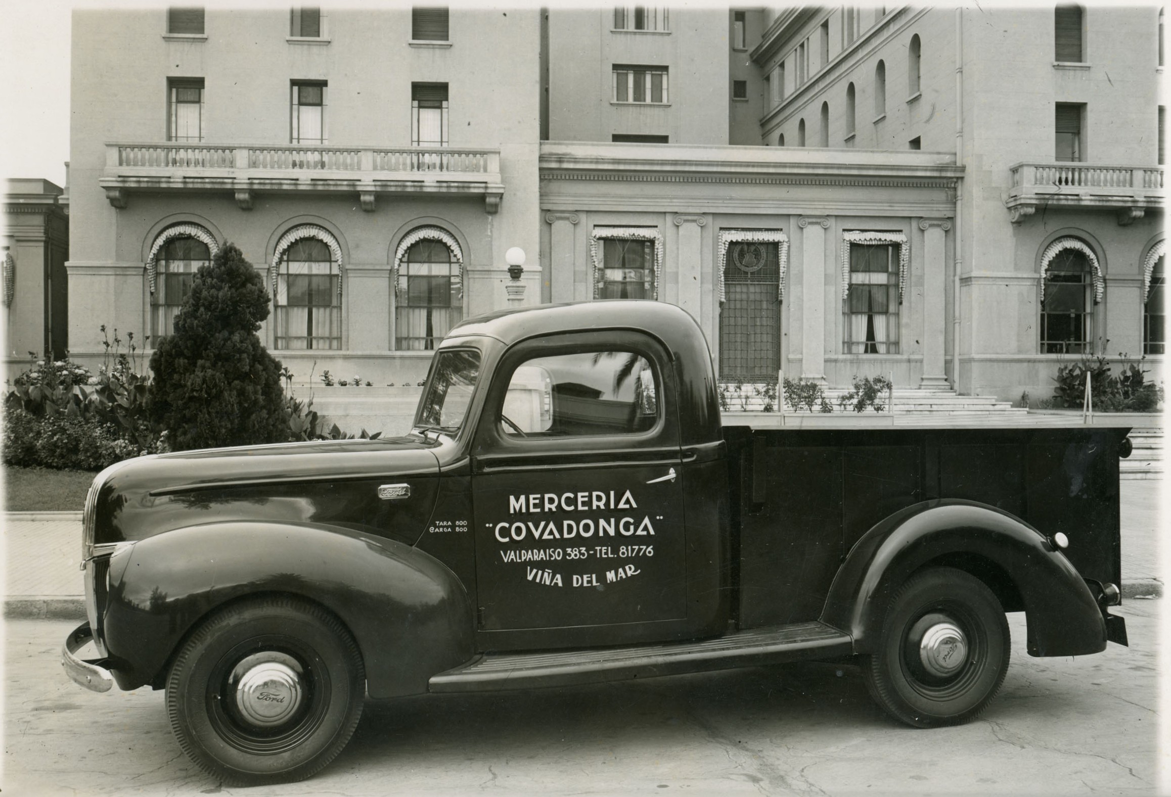 Automóvil frente al Hotel O'Higgins de Viña del Mar, ca.1950