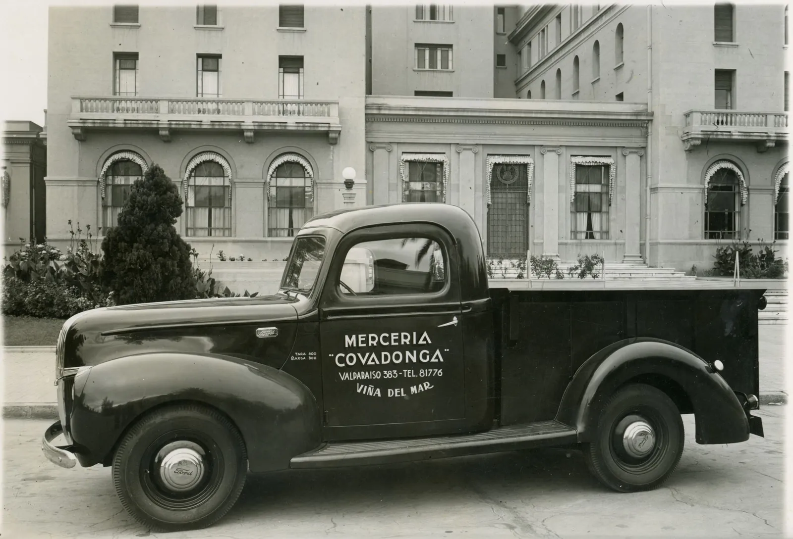 Automóvil frente al Hotel O'Higgins de Viña del Mar, ca.1950