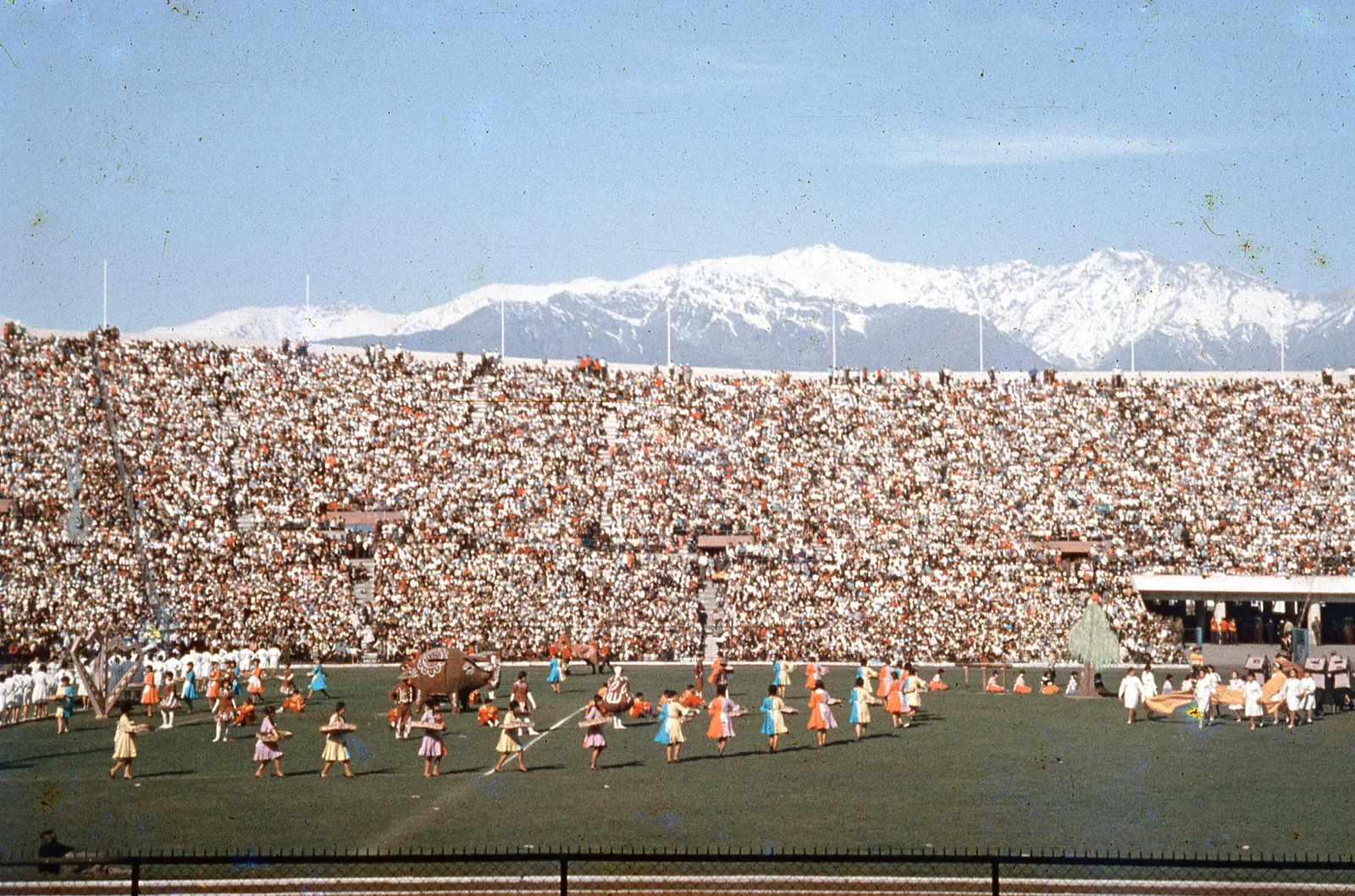 Jóvenes en espéctaculo de barras en el Clásico Universitario de 1965
