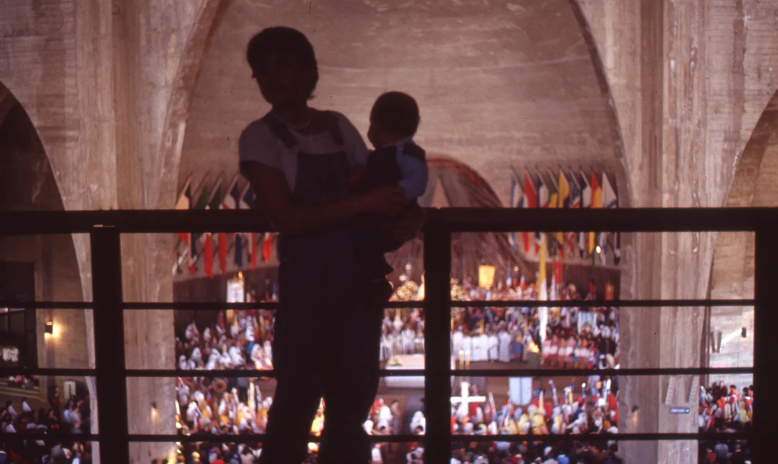 Interior del Templo Votivo Maipú, 1983