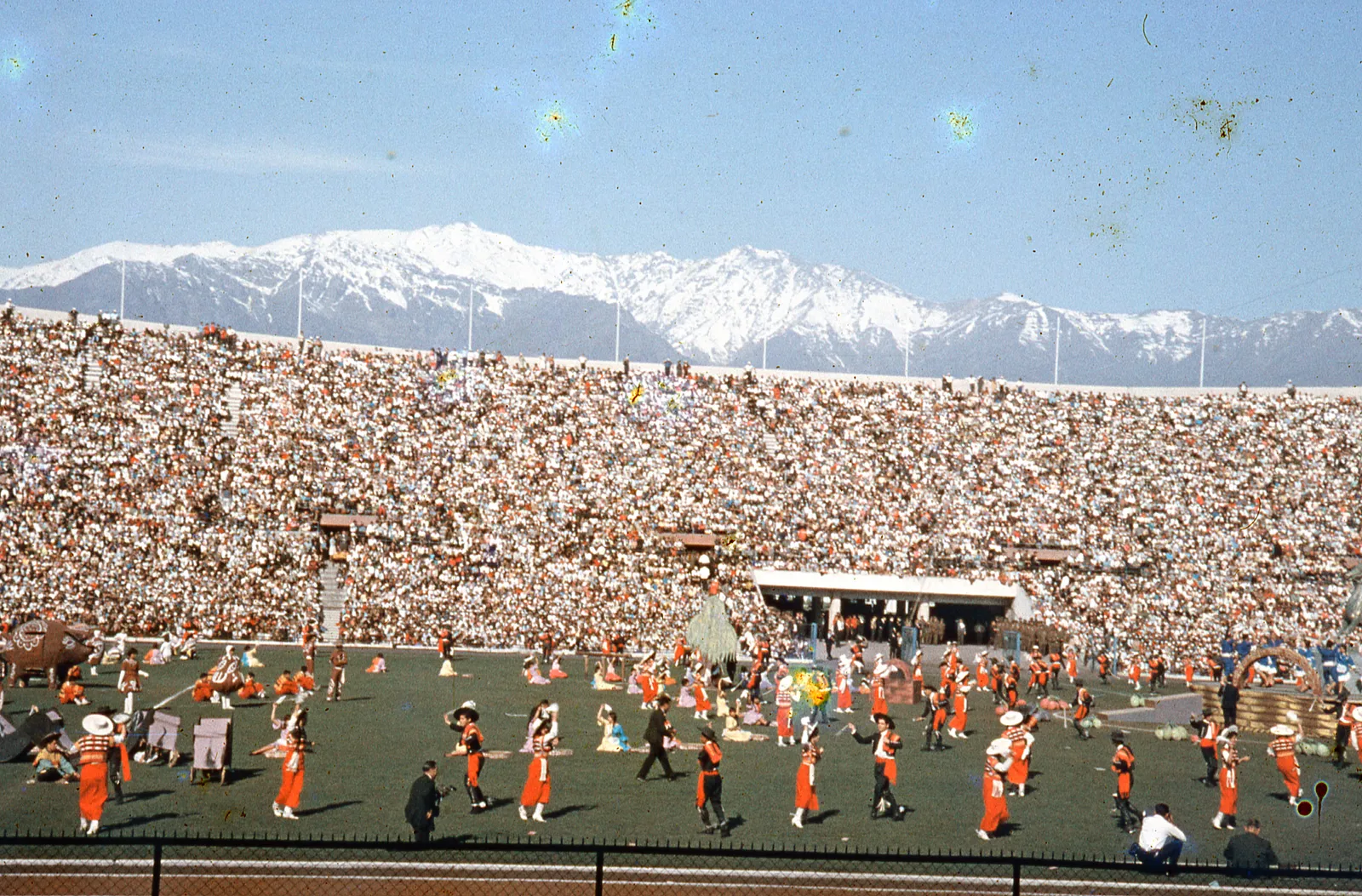 Espectáculo de barras en el Clásico Universitario de 1965