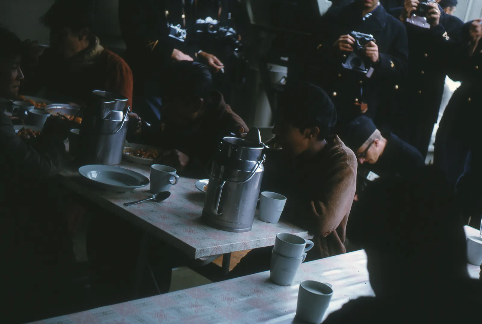 Grupo kawésqar alimentándose a bordo del H.M.S. Älvsnabben, Patagonia, 1965