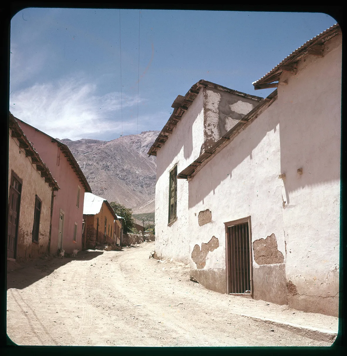 Calle hacia las montañas, Pisco Elqui, Región de Coquimbo, Chile, 1950 - 1965