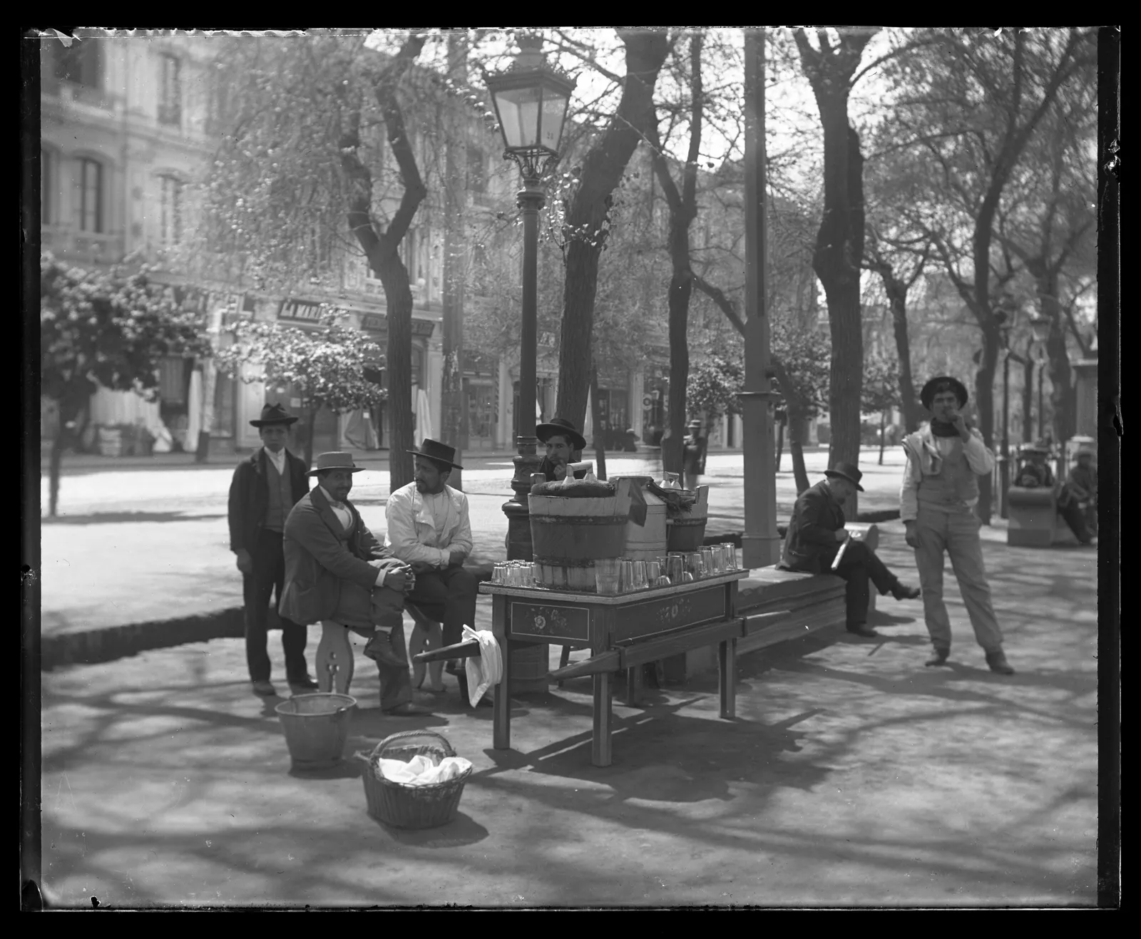 Hombres en una plaza de Santiago, ca. 1903