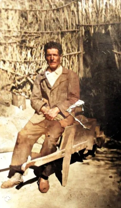 Federico Núñez descansando junto a la cocina fogón, 1945