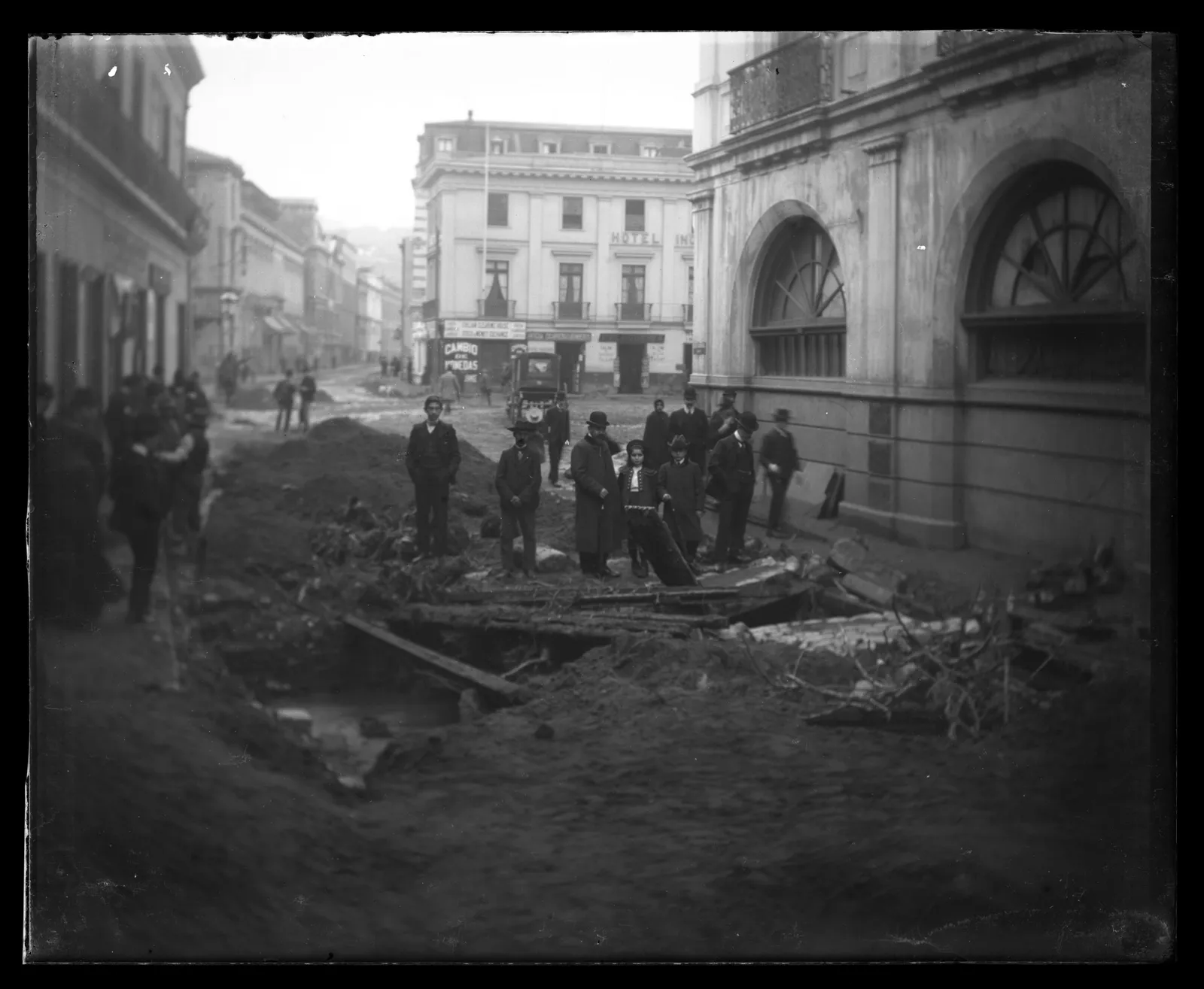 Grupo de personas en una calle en obras, Valparaíso, ca. 1903