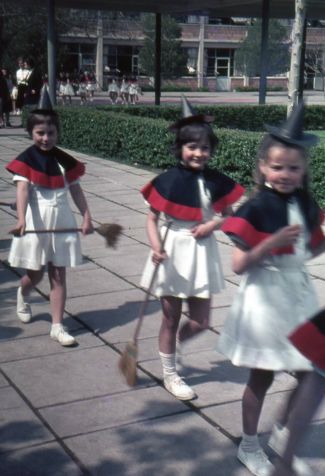 Niñas en desfile escolar en Valdivia