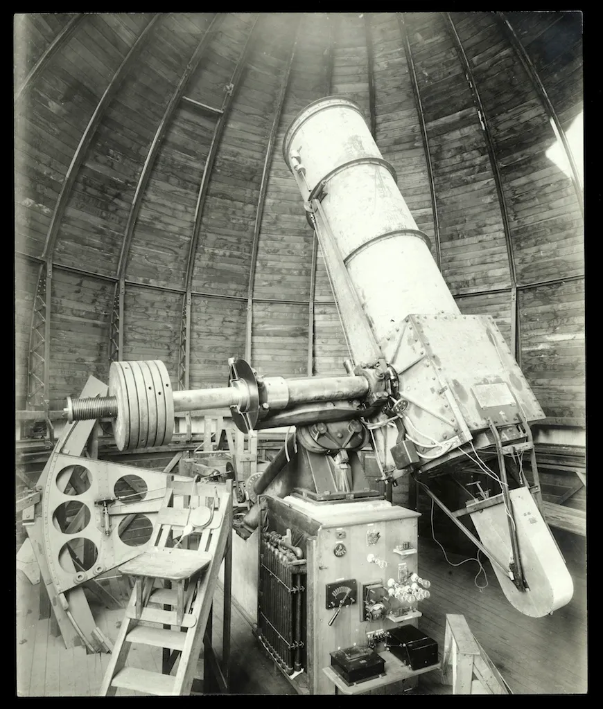 Observatorio, interior y telescopio Mills, ca. 1903