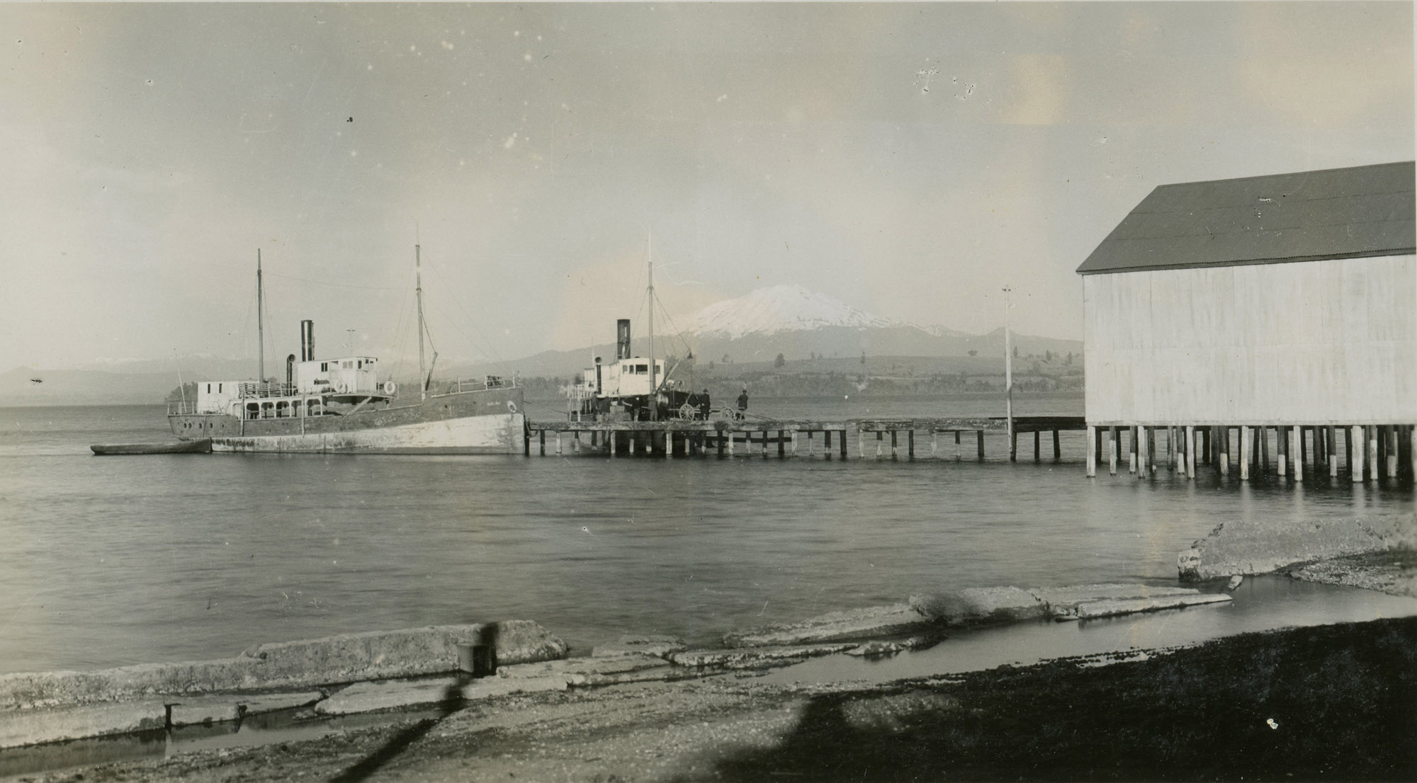 Muelle de Puerto Varas y Volcán Calbuco, ca. 1928