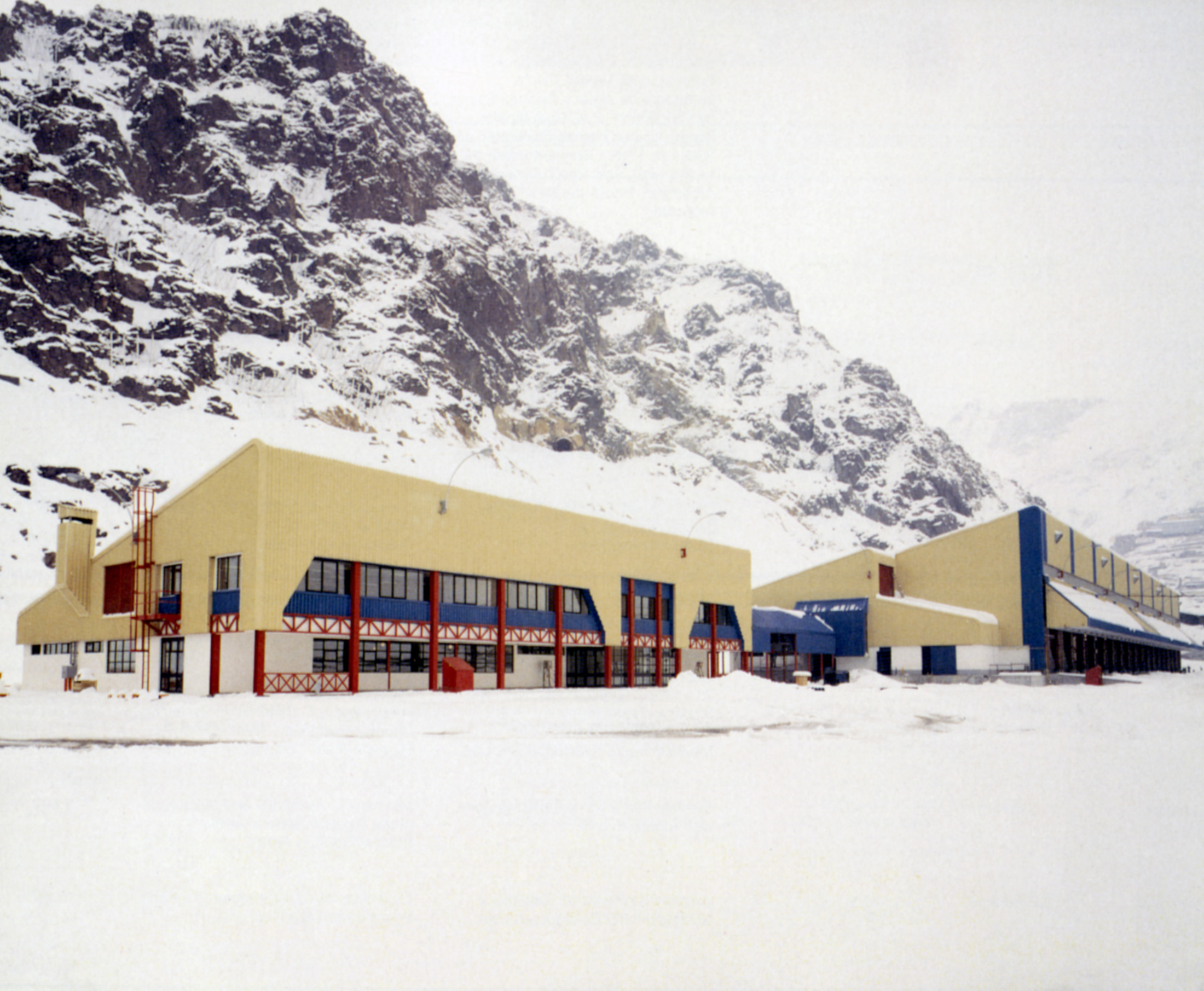 Talleres y bodegas exteriores en Sewell, 1990