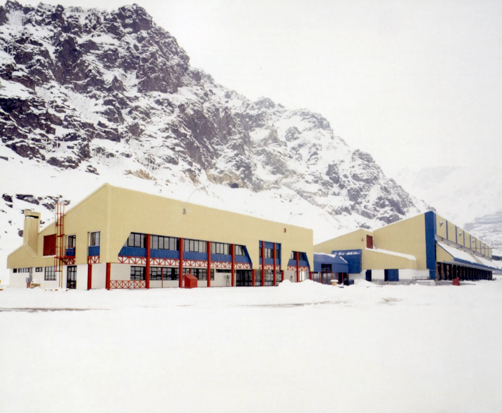Talleres y bodegas exteriores en Sewell, 1990