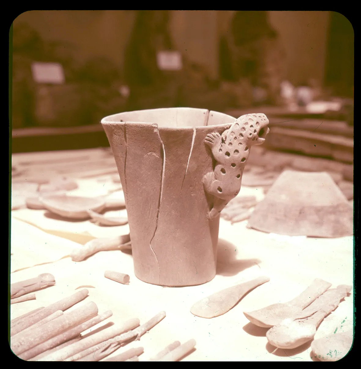 Cerámica atacameña, vaso con felino, Región de Atacama, Chile, 1950 - 1965