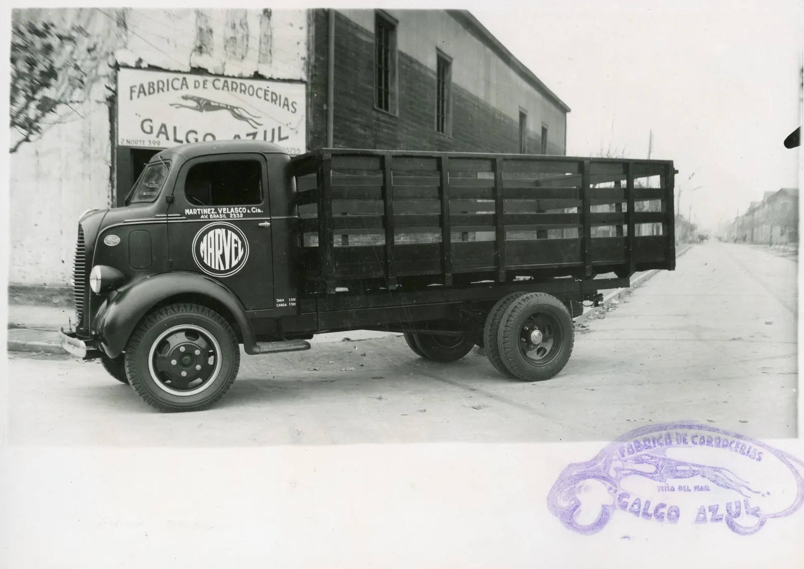 Camión frente a la Fábrica de Carrocerías "Galgo Azul" en Viña del Mar, ca. 1950