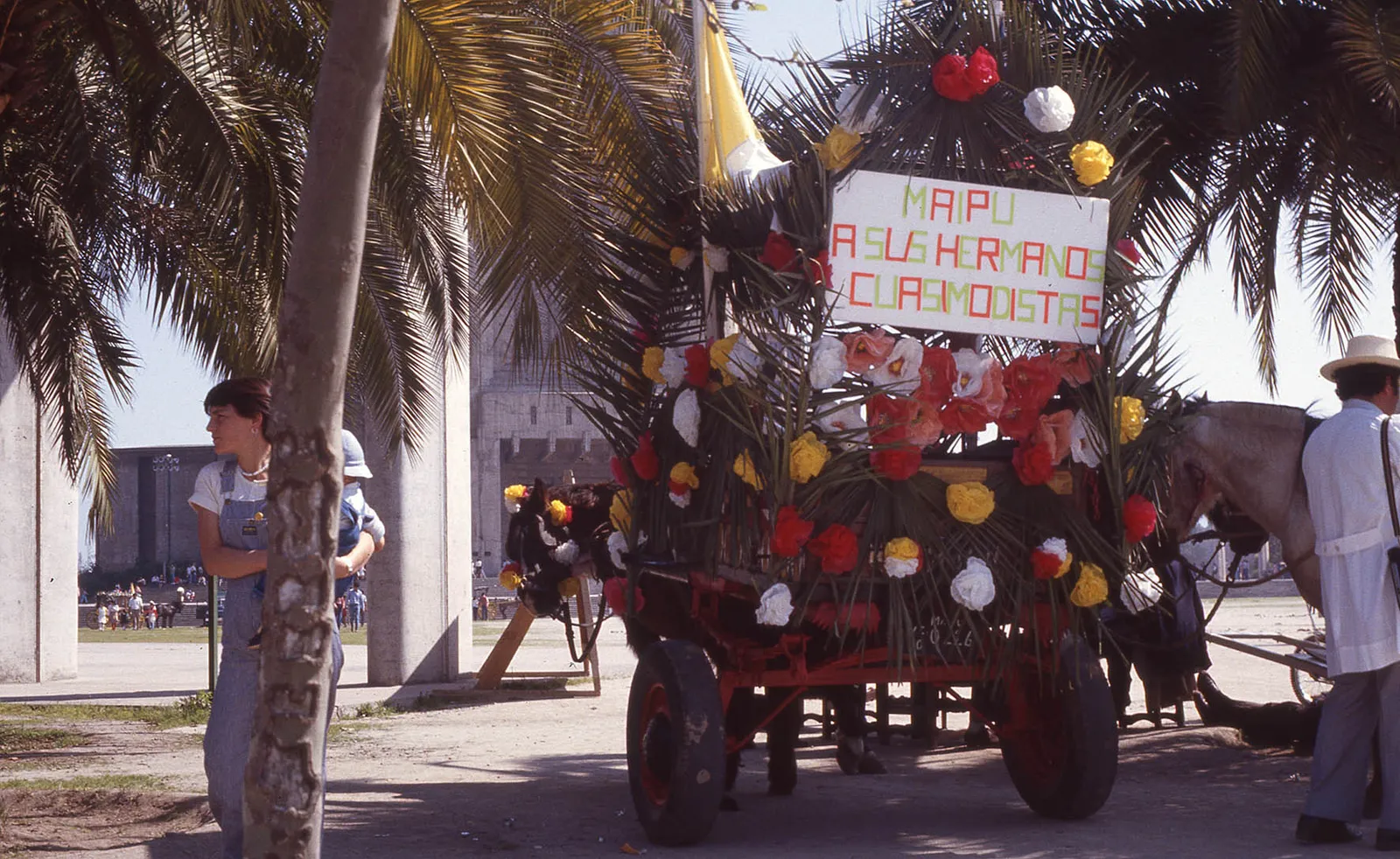 Fiesta de Cuasimodo en el Templo Votivo de Maipú, 1983