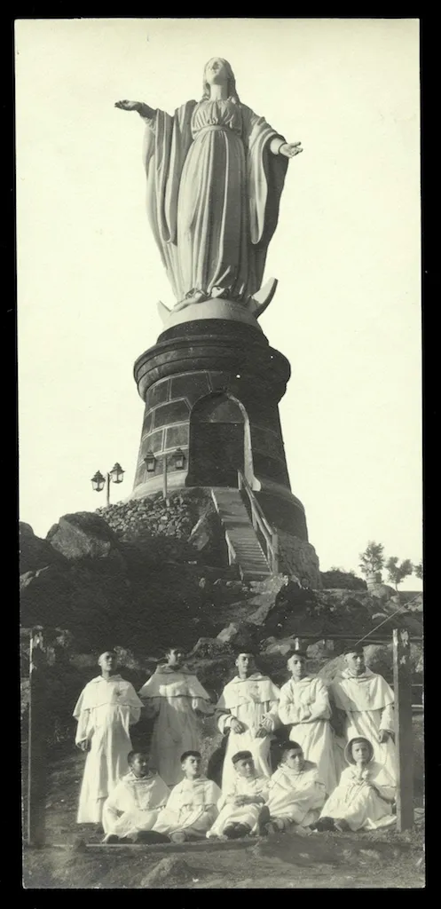 Dominicos frente a la estatua de la Virgen, Cerro San Cristóbal, ca. 1903