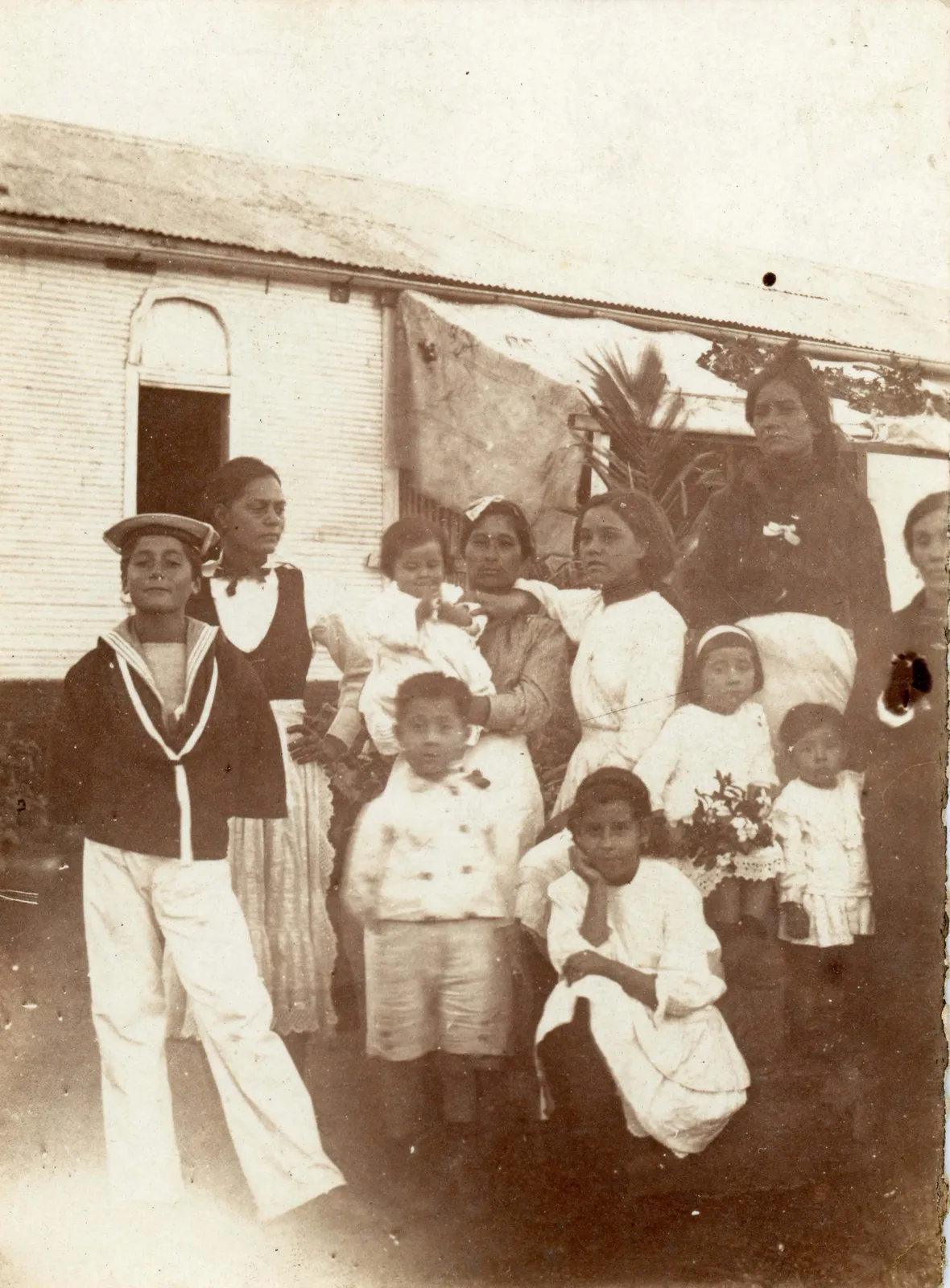 Grupo de personas de Rapa Nui y grumete de la Baquedano, 1917