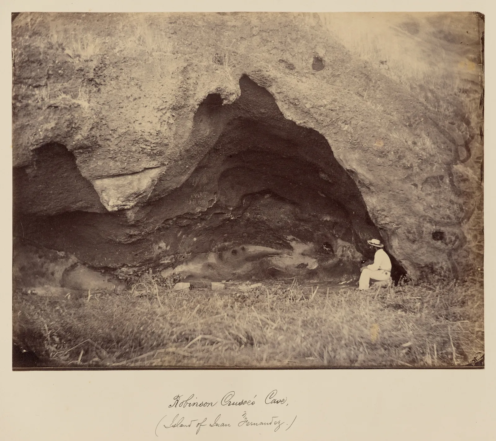 Hombre en Cueva de Robinson Crusoe, 1860