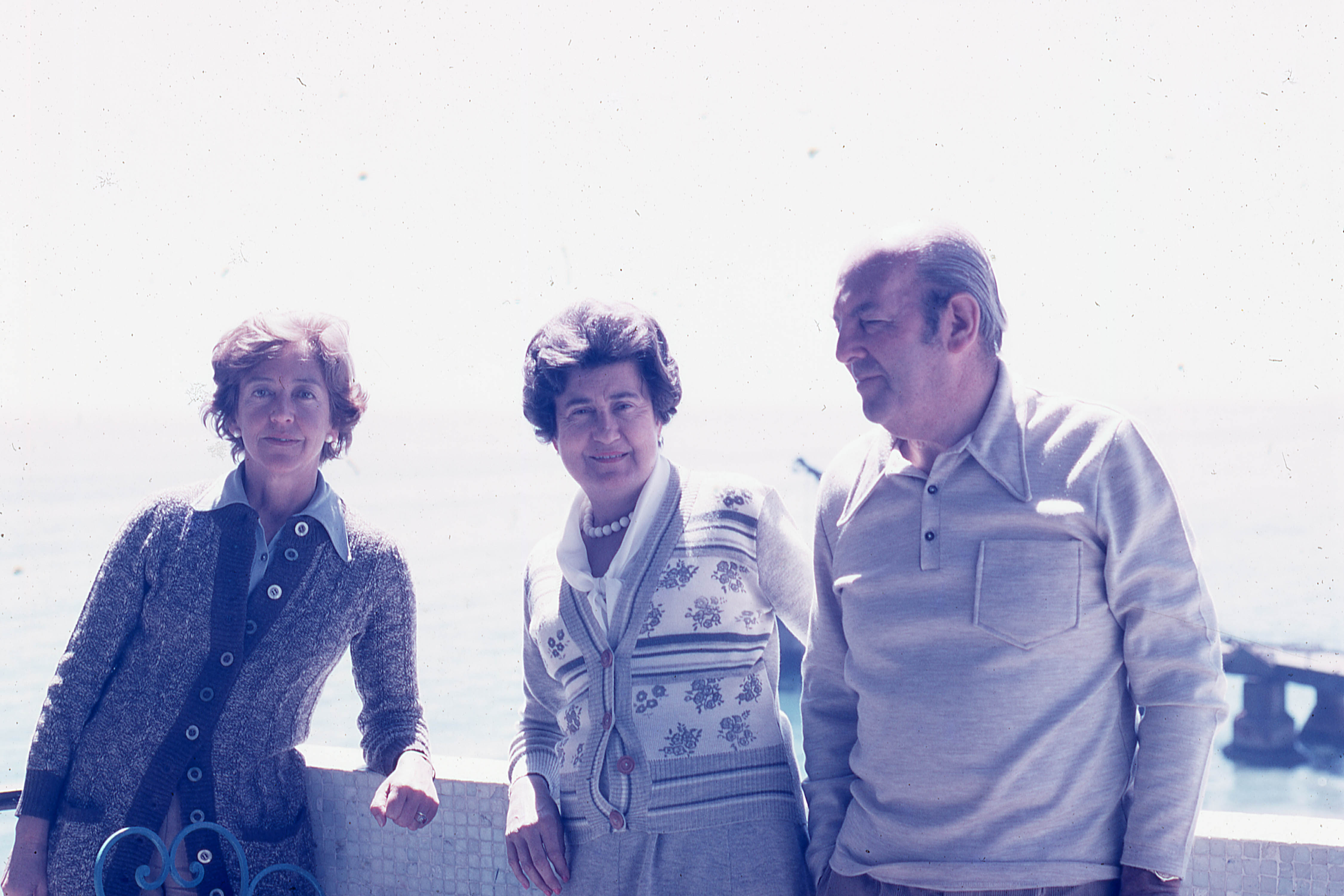 Retrato de tres personas en una terraza frente al mar, 1975