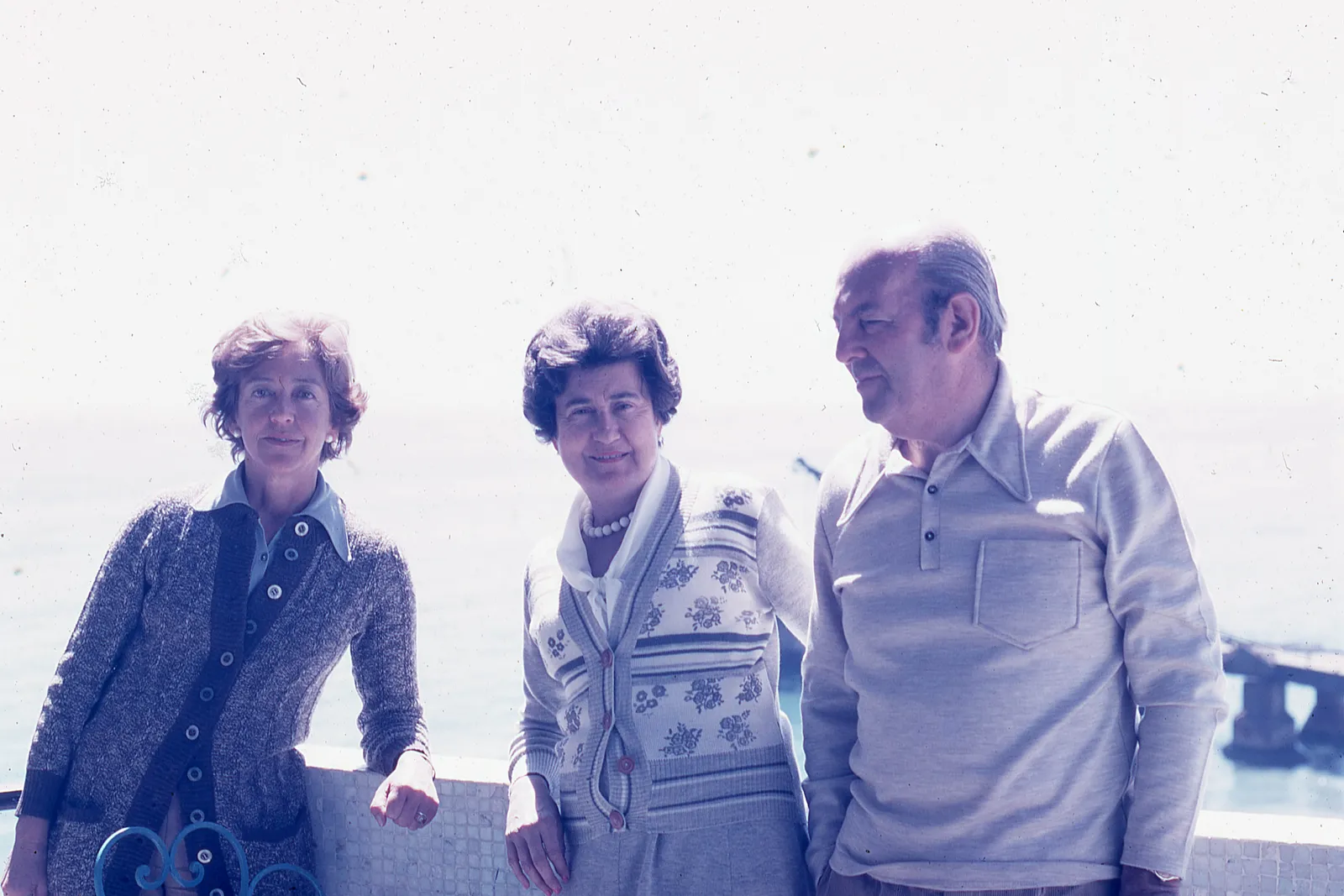 Retrato de tres personas en una terraza frente al mar, 1975